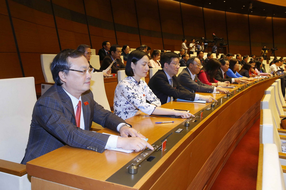 Đại biểu biểu quyết thông qua Nghị quyết phê chuẩn danh sách một số Phó Chủ tịch và một số Ủy viên Hội đồng Bầu cử quốc gia. (Ảnh: Doãn Tấn/TTXVN)