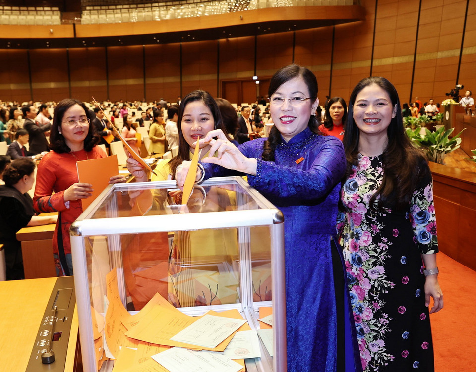 Các đại biểu Quốc hội bỏ phiếu phê chuẩn danh sách một số Phó Chủ tịch và một số Ủy viên Hội đồng Bầu cử quốc gia. (Ảnh: Trọng Đức/TTXVN)