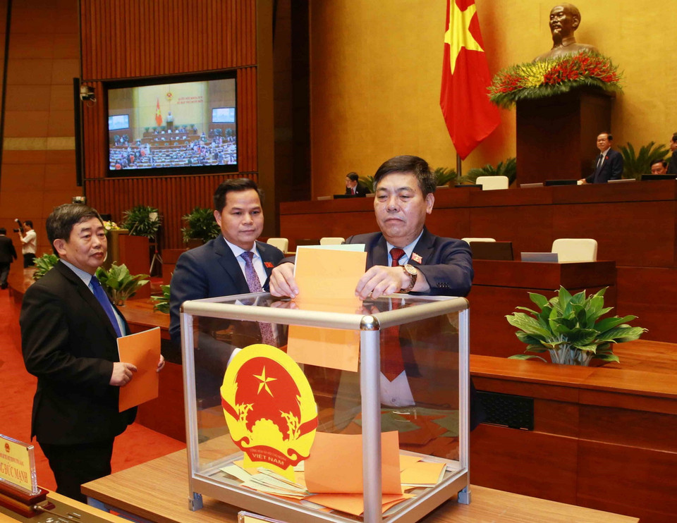 Đại biểu Quốc hội bỏ phiếu phê chuẩn danh sách một số Phó Chủ tịch và một số Ủy viên Hội đồng Bầu cử quốc gia. (Ảnh: Phương Hoa/TTXVN)