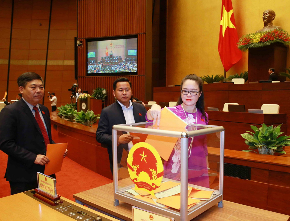 Đại biểu Quốc hội bỏ phiếu phê chuẩn danh sách một số Phó Chủ tịch và một số Ủy viên Hội đồng Bầu cử quốc gia. (Ảnh: Phương Hoa/TTXVN)