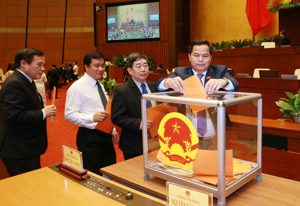 Đại biểu Quốc hội bỏ phiếu phê chuẩn danh sách một số Phó Chủ tịch và một số Ủy viên Hội đồng Bầu cử quốc gia. (Ảnh: Phương Hoa/TTXVN)