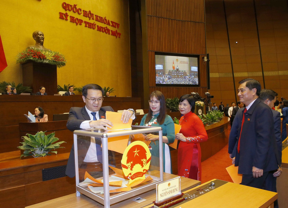 Các đại biểu Quốc hội bỏ phiếu phê chuẩn một số Phó Chủ tịch và một số Ủy viên Hội đồng Bầu cử quốc gia. (Ảnh: Doãn Tấn/TTXVN)