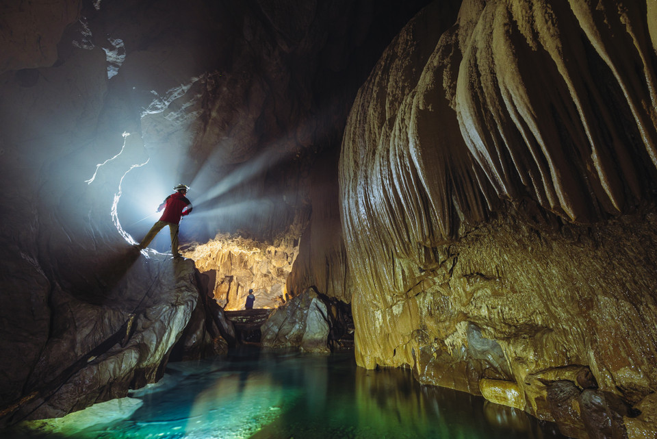 Nước từ đỉnh núi ngấm vào lòng đất rồi lách qua những khe nứt của vách đá mà len lỏi vào hang. (Ảnh: Ngô Trần Hải An/Vietnam+)
