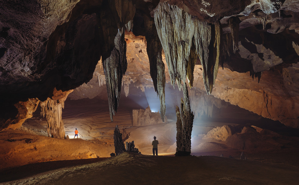 Đắm chìm trong khung cảnh hùng vỹ bên trong hang. (Ảnh: Ngô Trần Hải An/Vietnam+)
