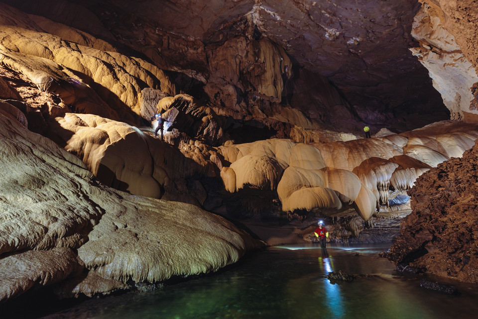 Dòng suối ngầm trong lòng Hang Va có thể được bắt nguồn từ dòng nước chảy ngầm từ Khe Um. (Ảnh: Ngô Trần Hải An/Vietnam+)