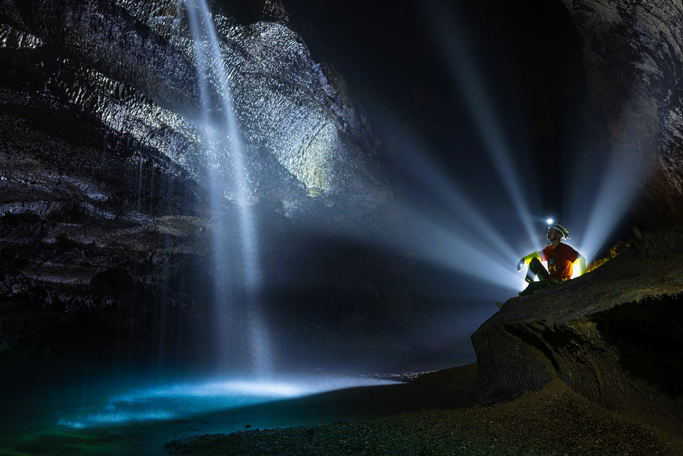 Ánh sáng Mặt Trời rọi xuống lòng hang. (Ảnh: Ngô Trần Hải An/Vietnam+)