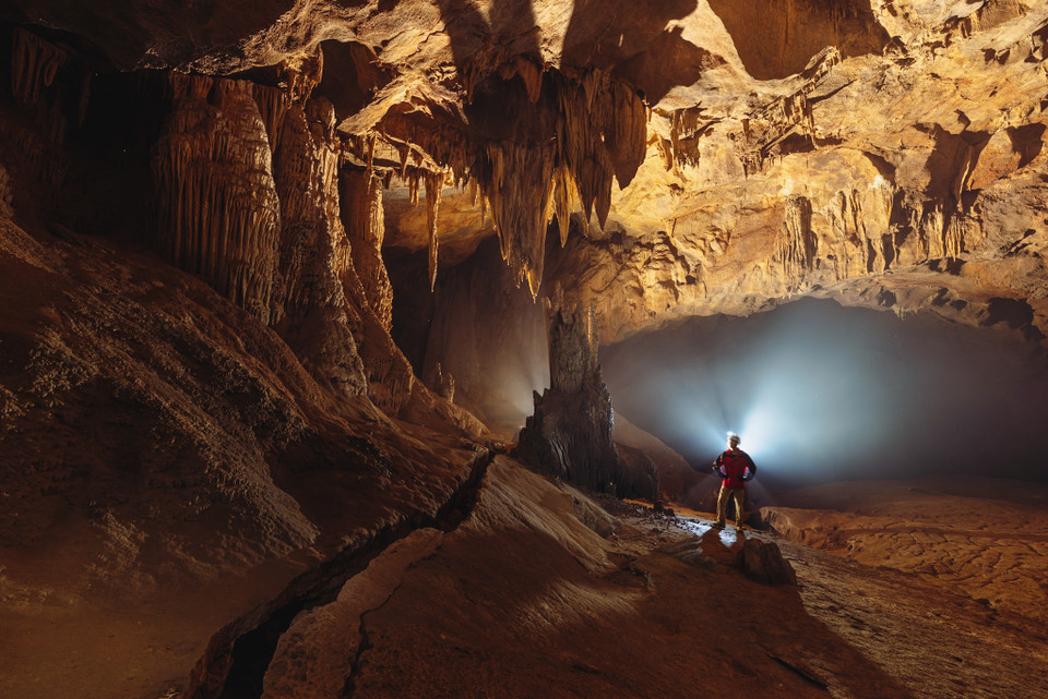 Khi mùa mưa vừa dứt thì nước mưa sẽ thấm vào long đất theo các mạch nước ngầm len qua các khe đá nứt đổ vào trong hang tạo nên những thác nước ngầm cực kỳ độc đáo. (Ảnh: Ngô Trần Hải An/Vietnam+)