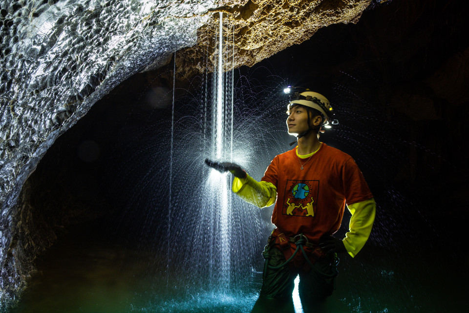 Tận hưởng thành quả sau khi trải qua các đoạn đường đi gập ghềnh, trơn trượt, những đoạn lội suối, luồn lách hang và băng rừng khó khăn. (Ảnh: Ngô Trần Hải An/Vietnam+)