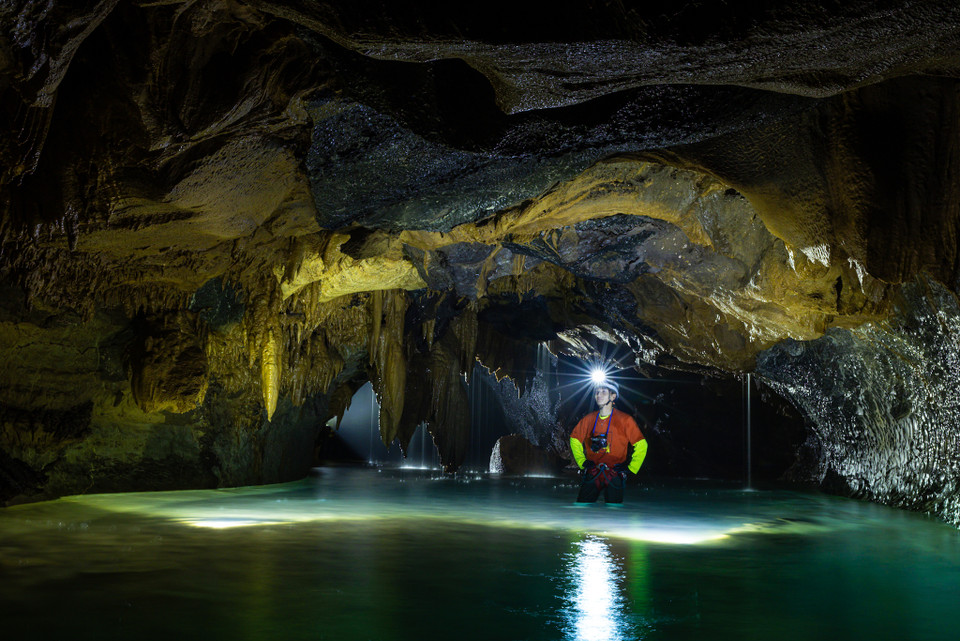 Nước trong hang trong vắt nhưng lạnh khủng khiếp. (Ảnh: Ngô Trần Hải An/Vietnam+)