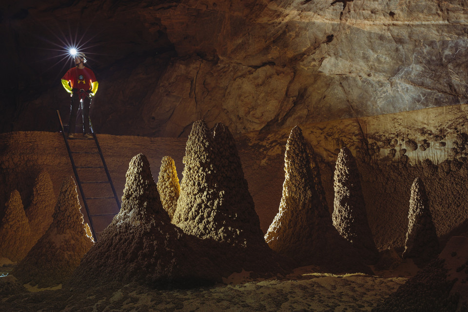 Những giọt nước cứ khiêm tốn nhỏ xuống, nằm lên nhau qua hàng triệu năm để tạo nên những cột thạch nhũ vô cùng kỳ ảo. (Ảnh: Ngô Trần Hải An/Vietnam+)
