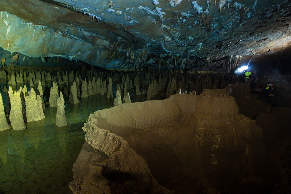 Hang Va là một hang nước ngầm tương đối hẹp, có hệ thống thạch nhũ độc đáo với khoảng 1.000 khối kích thước rất đồng đều. (Ảnh: Ngô Trần Hải An/Vietnam+)