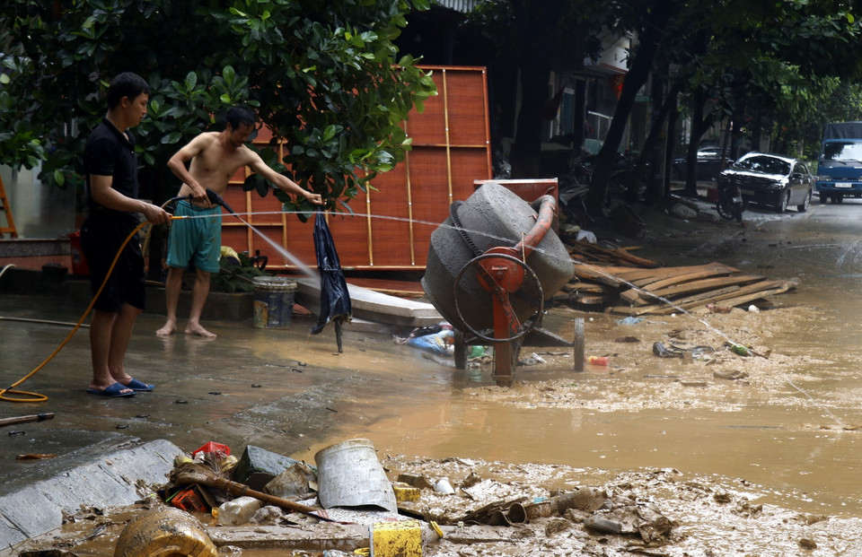 Người dân tại tổ dân phố 11 phường Bắc Cường, thành phố Lào Cai khắc phục sau mưa lũ. (Ảnh: Quốc Khánh/TTXVN)