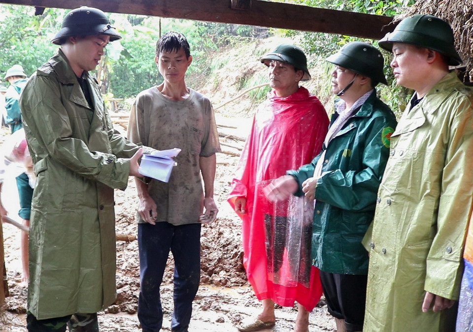 Lãnh đạo huyện Hoàng Su Phì thăm hỏi, động viên và hỗ trợ gia cho đình 2 người chết tại xã Bản Nhùng, huyện Hoàng Su Phì. (Ảnh: TTXVN phát)