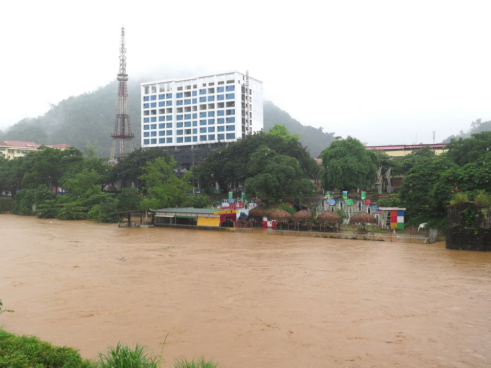 Mực nước sông Lô khu vực thành phố Hà Giang lên rất cao gây ngập lụt nhiều khu vực trũng thấp. (Ảnh: Minh Tâm/TTXVN)