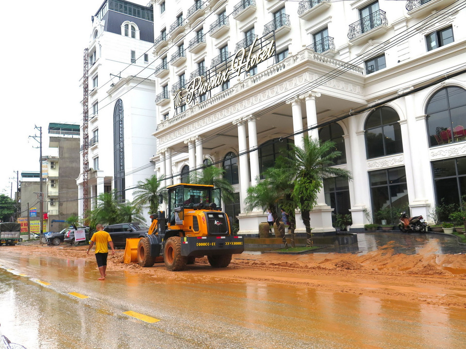 Các đơn vị chức năng huy động máy móc khẩn trương khắc phục sau mưa lũ ở khu vực phường Nguyễn Trãi, thành phố Hà Giang. (Ảnh: Minh Tâm/TTXVN)