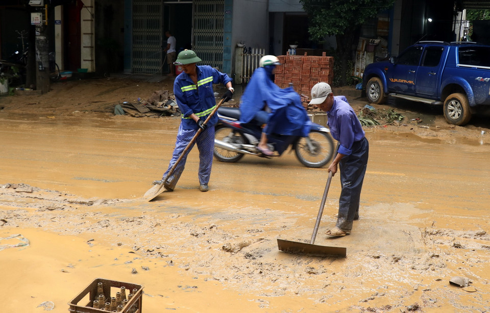 Lực lượng chức năng khắc phục sau mưa lũ. (Ảnh: Quốc Khánh/TTXVN)
