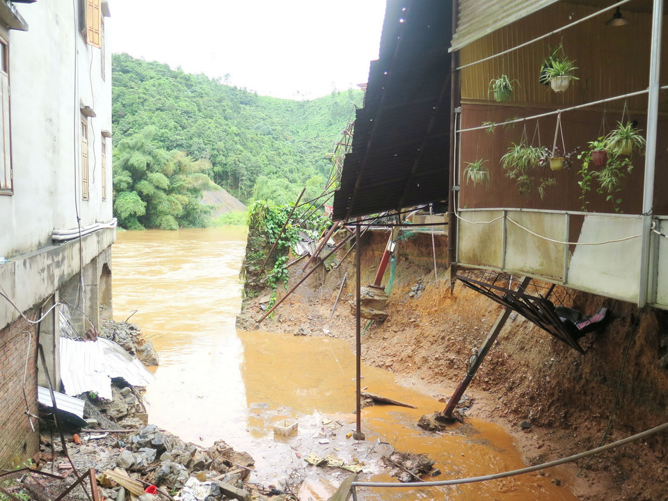 Nhiều ngôi nhà ở thành phố Hà Giang bị sạt lở nghiêm trọng sau mưa lũ. (Ảnh: Minh Tâm/TTXVN)