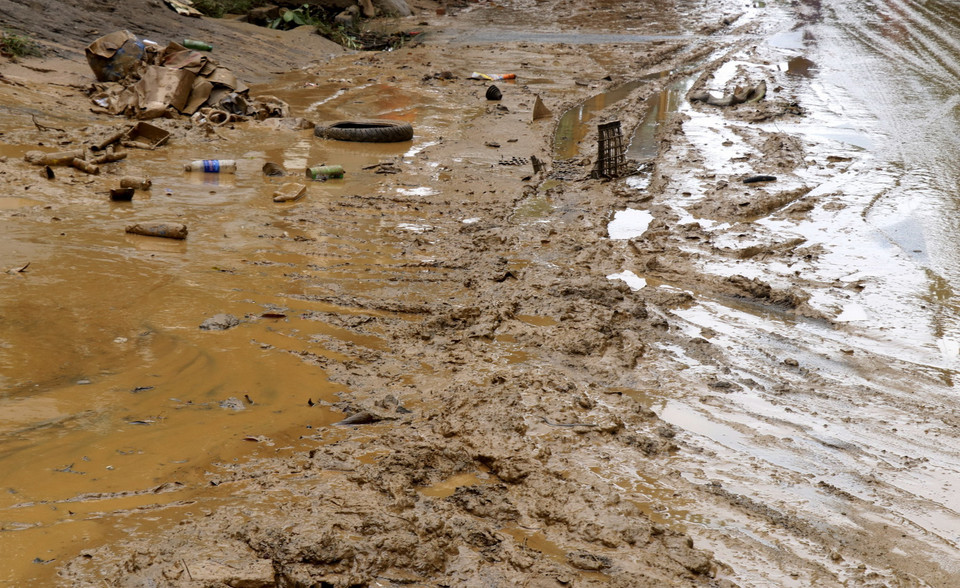 Nhiều tuyến đường tại tổ dân phố 11, phường Bắc Cường ngập bùn đất do mưa lũ gây ra. (Ảnh: Quốc Khánh/TTXVN)