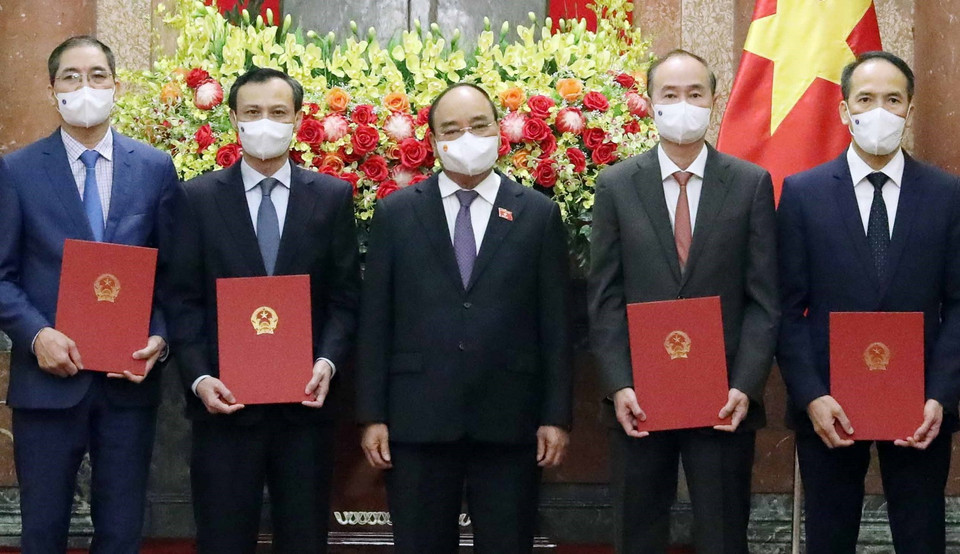 Chủ tịch nước Nguyễn Xuân Phúc trao Quyết định bổ nhiệm các đại sứ, trưởng cơ quan đại diện Việt Nam ở nước ngoài nhiệm kỳ 2021-2024. (Ảnh: Thống Nhất/TTXVN)
