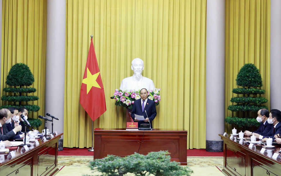  Tại Phủ Chủ tịch, Chủ tịch nước Nguyễn Xuân Phúc trao Quyết định bổ nhiệm đại sứ, trưởng cơ quan đại diện Việt Nam ở nước ngoài được chỉ định trong nhiệm kỳ 2021-2024. (Ảnh: Thống Nhất/TTXVN)