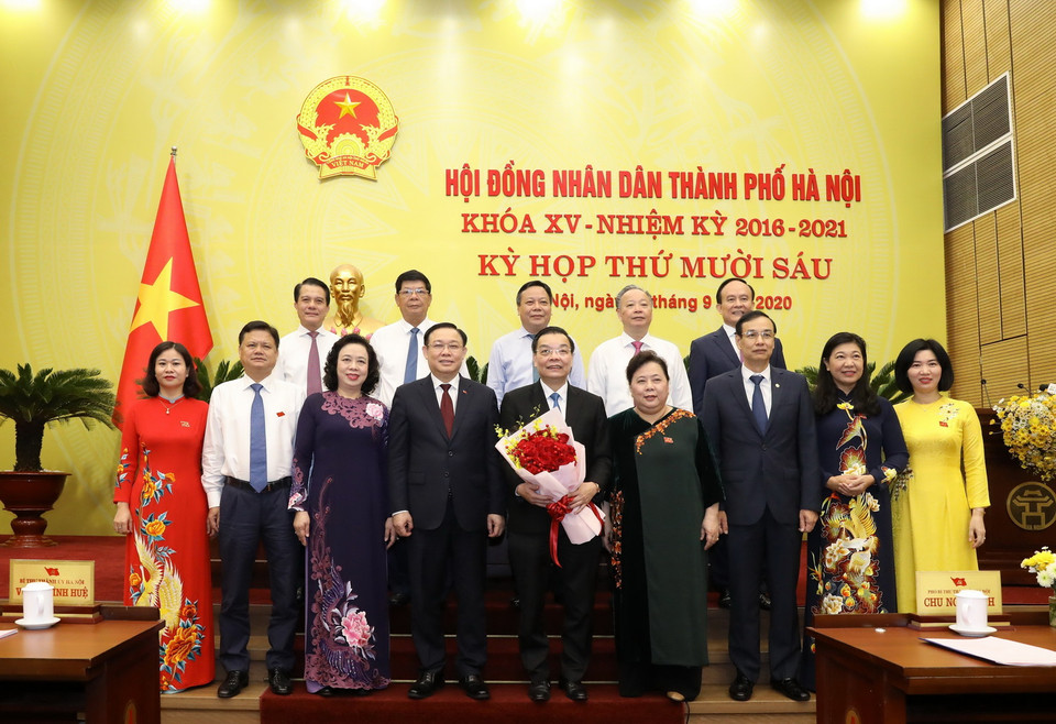 Lãnh đạo thành phố với tân Chủ tịch UBND thành phố Hà Nội Chu Ngọc Anh. (Ảnh: Văn Điệp/TTXVN)