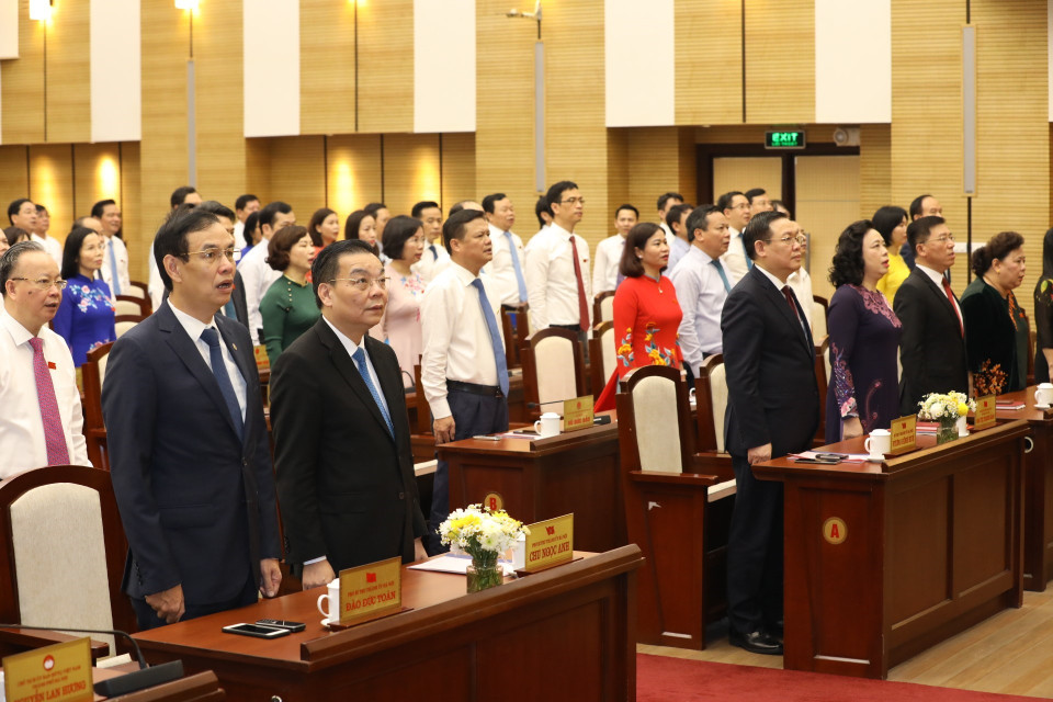 Các đại biểu thực hiện nghi thức chào cờ. (Ảnh: Văn Điệp/TTXVN)