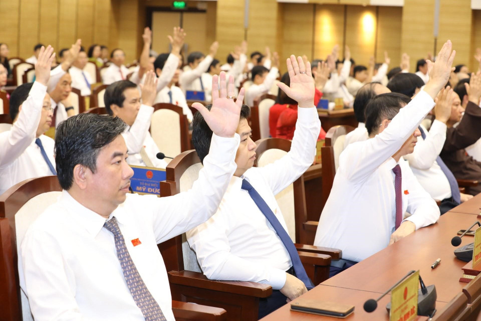 Các đại biểu biểu quyết thông qua nội dung kỳ họp. (Ảnh: Văn Điệp/TTXVN)