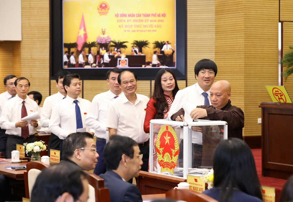 Các đại biểu bỏ phiếu bầu chức danh Chủ tịch UBND thành phố Hà Nội. (Ảnh: Văn Điệp/TTXVN)