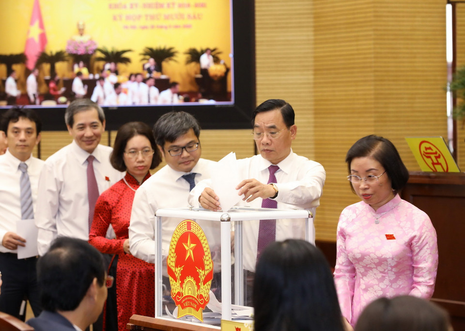 Các đại biểu bỏ phiếu bầu chức danh Chủ tịch UBND thành phố Hà Nội. (Ảnh: Văn Điệp/TTXVN)