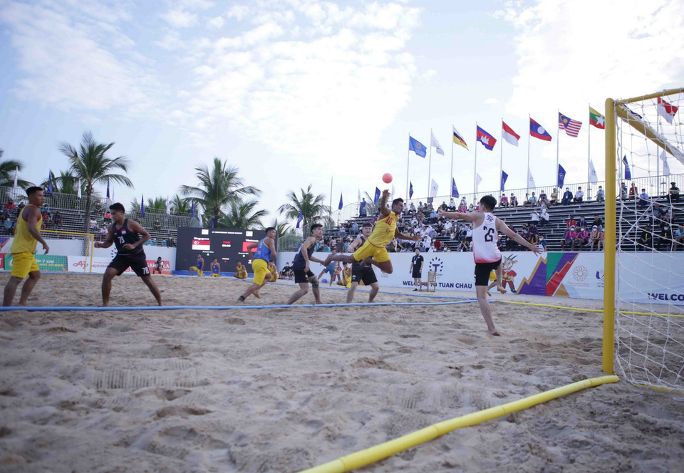 Pha tấn công của đội tuyểnViệt Nam trước khung thành của đội tuyển Singapore. (Ảnh: Quý Trung/TTXVN)