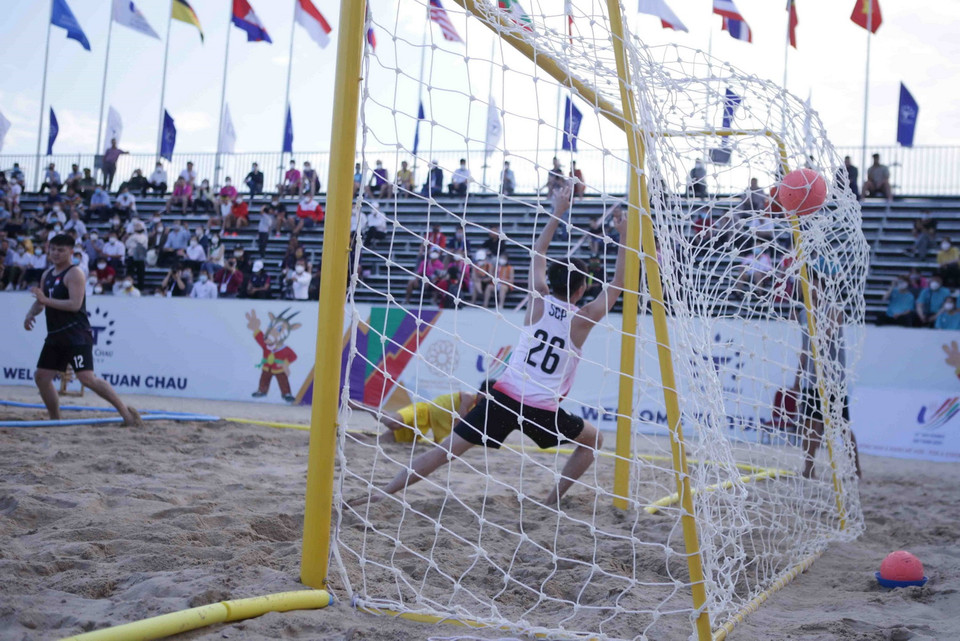 Pha tấn công ghi điểm của đội tuyển Việt Nam vào lưới của đội tuyển Singapore. (Ảnh: Quý Trung/TTXVN)