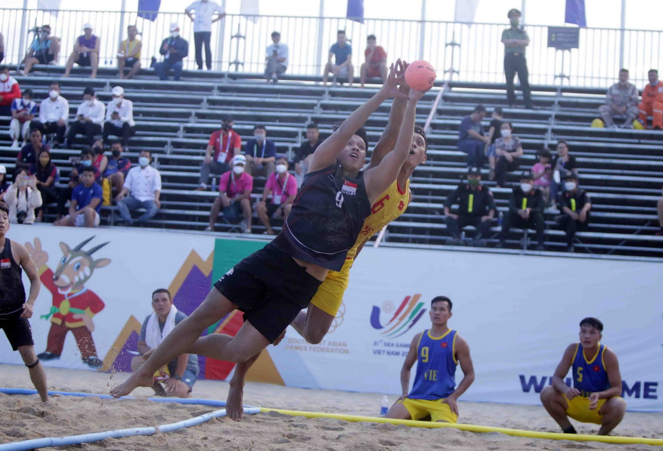 Pha tranh bóng quyết liệt của các cầu thủ hai đội khu vực giữa sân. (Ảnh: Quý Trung/TTXVN)