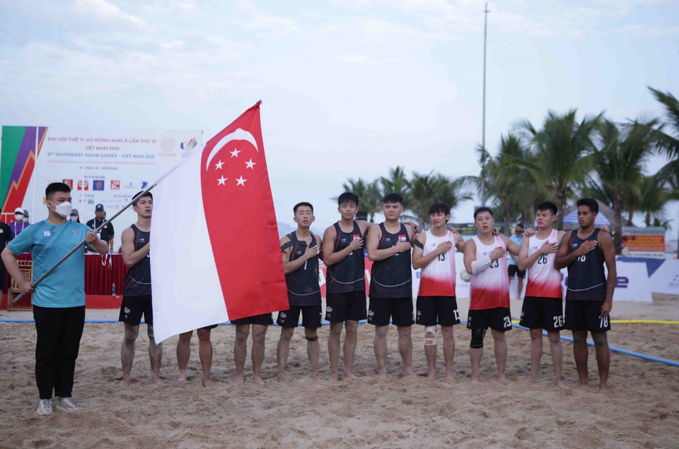 Lễ chào cờ của đội tuyển Singapore trước khi thi đấu. (Ảnh: Quý Trung/TTXVN)
