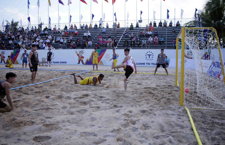 Pha tranh bóng quyết liệt của các cầu thủ hai đội khu vực giữa sân. (Ảnh: Quý Trung/TTXVN)