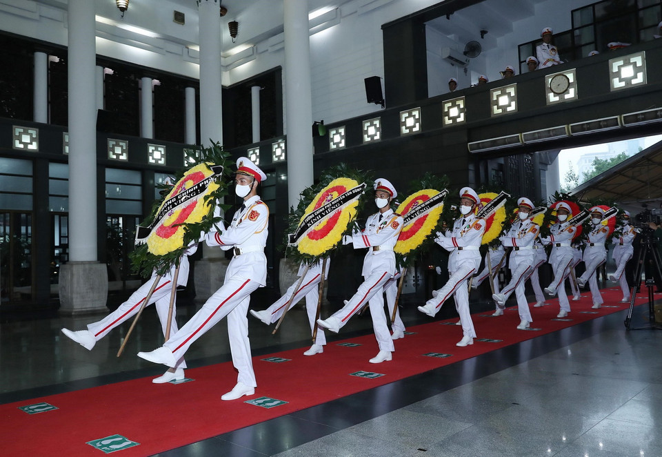  Các bộ, ban, ngành, cơ quan đoàn thể Trung ương cùng các tỉnh, thành phố viếng Đại tướng Phùng Quang Thanh. (Ảnh: Trọng Đức/TTXVN)