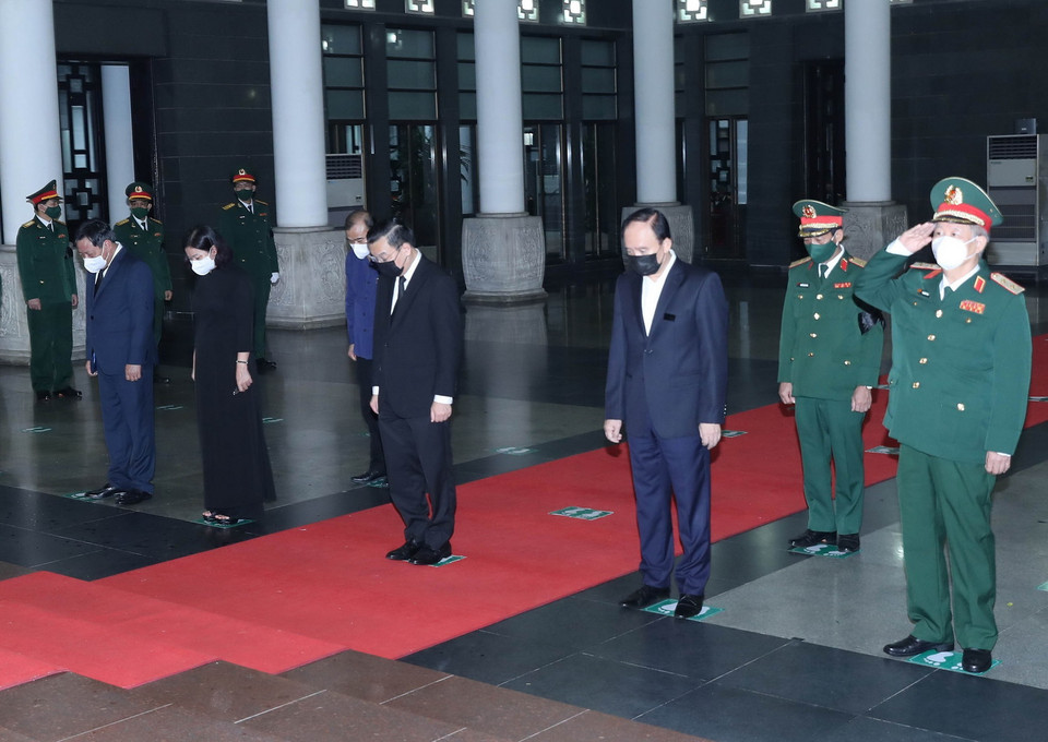  Đoàn thành phố Hà Nội do Chủ tịch UBND thành phố Hà Nội Chu Ngọc Anh dẫn đầu viếng Đại tướng Phùng Quang Thanh. (Ảnh: Trọng Đức/TTXVN)