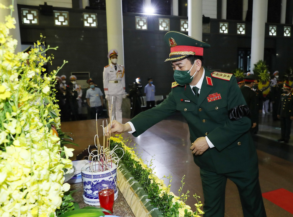  Đoàn Quân ủy Trung ương, Bộ Quốc phòng do Đại tướng Phan Văn Giang dẫn đầu viếng Đại tướng Phùng Quang Thanh. (Ảnh: Trọng Đức/TTXVN)