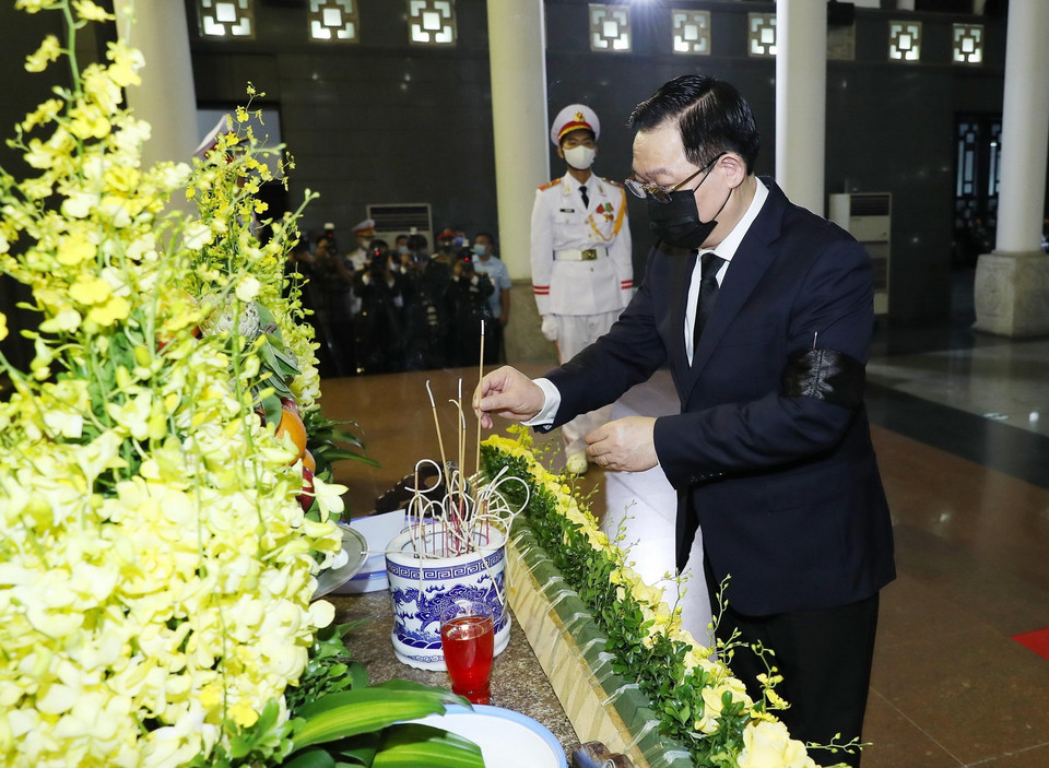 Chủ tịch Quốc hội Vương Đình Huệ thắp hương viếng Đại tướng Phùng Quang Thanh. (Ảnh: Trọng Đức/TTXVN)