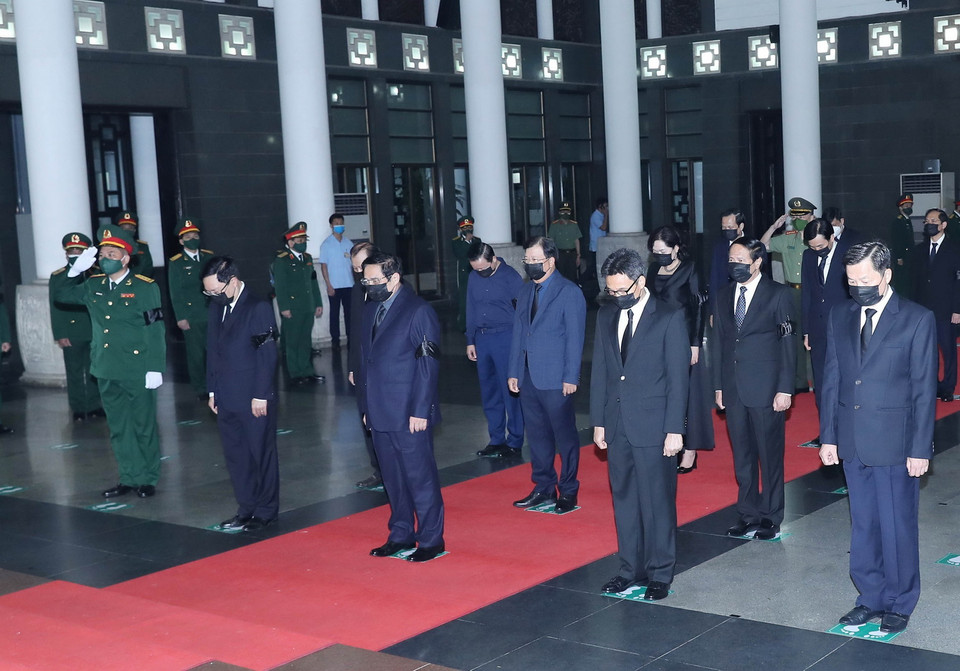  Đoàn Chính phủ do Thủ tướng Phạm Minh Chính dẫn đầu viếng Đại tướng Phùng Quang Thanh. (Ảnh: Trọng Đức/TTXVN)