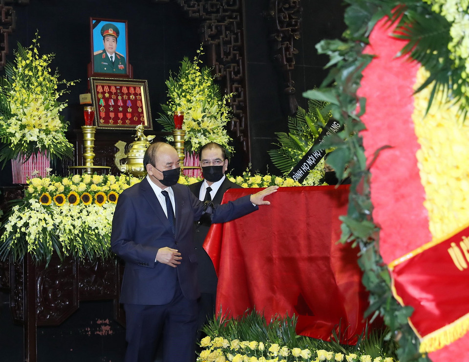  Chủ tịch nước Nguyễn Xuân Phúc đi quanh linh cữu Đại tướng Phùng Quang Thanh. (Ảnh: Trọng Đức/TTXVN)