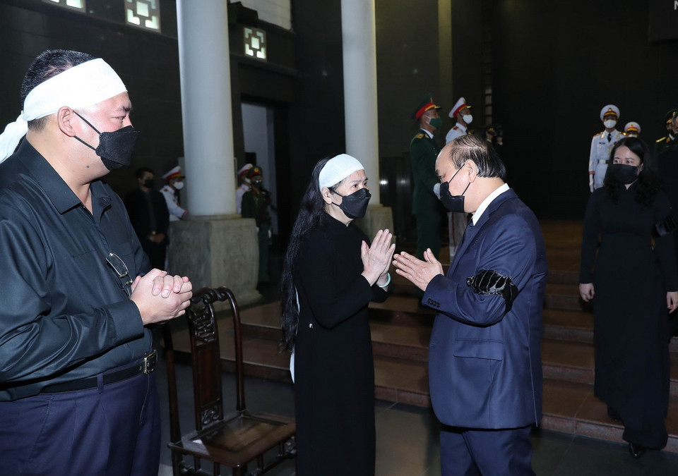  Chủ tịch nước Nguyễn Xuân Phúc chia buồn cùng gia quyến Đại tướng Phùng Quang Thanh. (Ảnh: Trọng Đức/TTXVN)