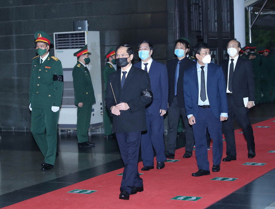  Đoàn Bộ Ngoại giao do Bộ trưởng Bùi Thanh Sơn dẫn đầu viếng Đại tướng Phùng Quang Thanh. (Ảnh: Trọng Đức/TTXVN)