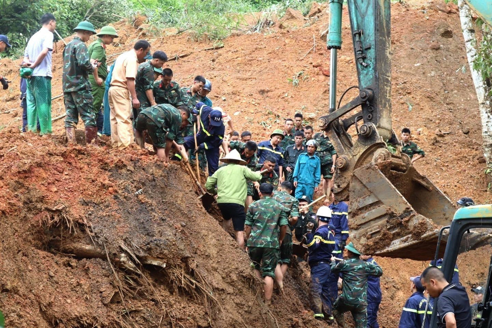 Các lực lượng chức năng tỉnh Hà Giang tập trung cao độ tìm kiếm các nạn nhân trong vụ sạt lở đất nghiêm trọng. (Ảnh: TTXVN)