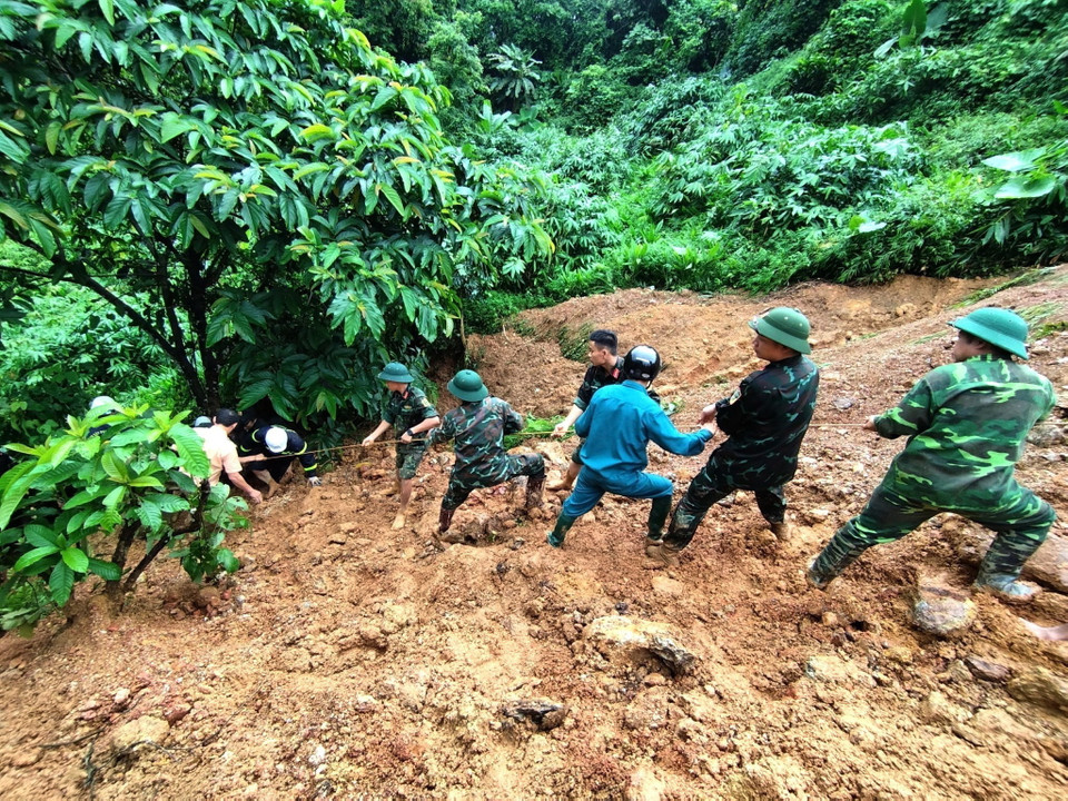 Các lực lượng chức năng tỉnh Hà Giang tập trung cao độ tìm kiếm các nạn nhân trong vụ sạt lở đất nghiêm trọng. (Ảnh: TTXVN)