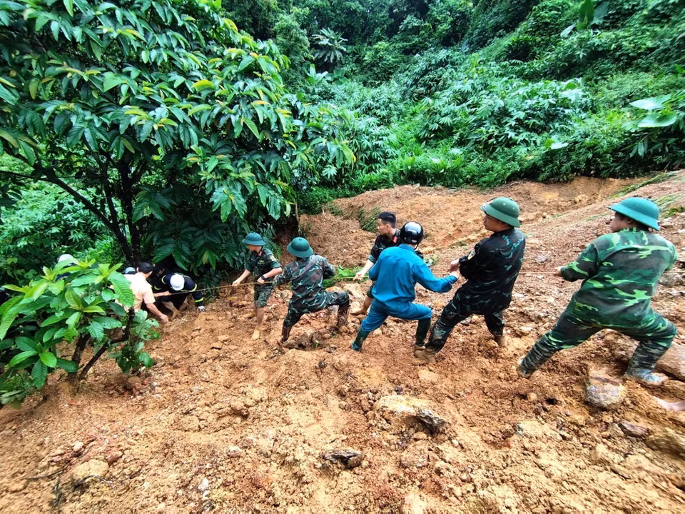Các lực lượng chức năng tỉnh Hà Giang tập trung cao độ tìm kiếm các nạn nhân trong vụ sạt lở đất nghiêm trọng. (Ảnh: TTXVN)