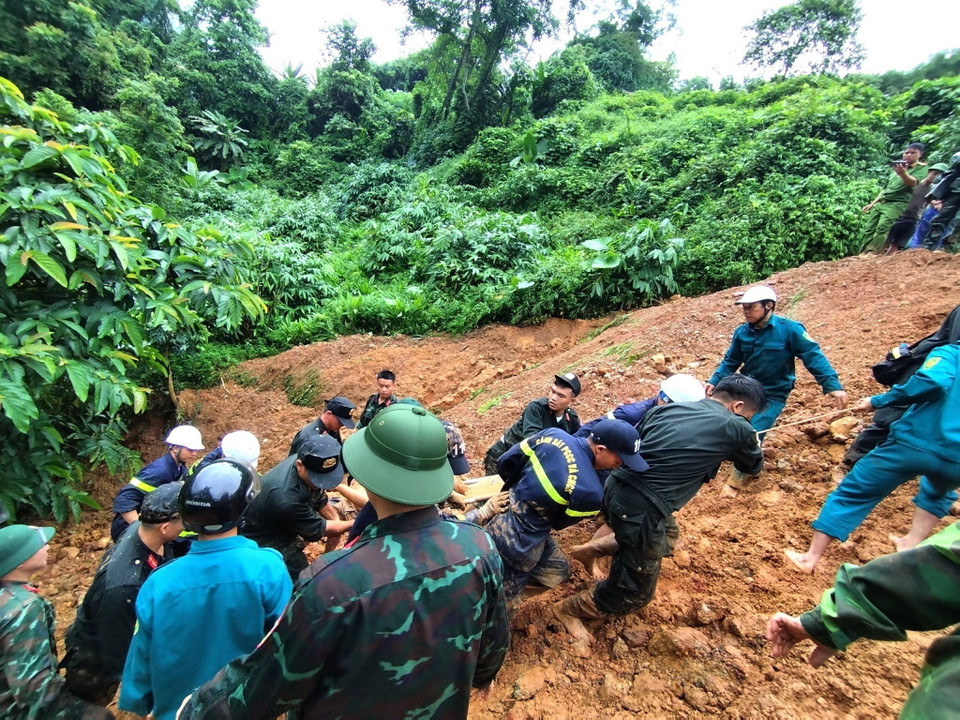 Các lực lượng chức năng tỉnh Hà Giang tập trung cao độ tìm kiếm các nạn nhân trong vụ sạt lở đất nghiêm trọng. (Ảnh: TTXVN)