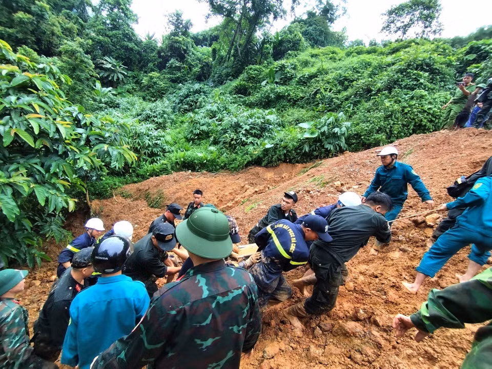 Các lực lượng chức năng tỉnh Hà Giang tập trung cao độ tìm kiếm các nạn nhân trong vụ sạt lở đất nghiêm trọng. (Ảnh: TTXVN)