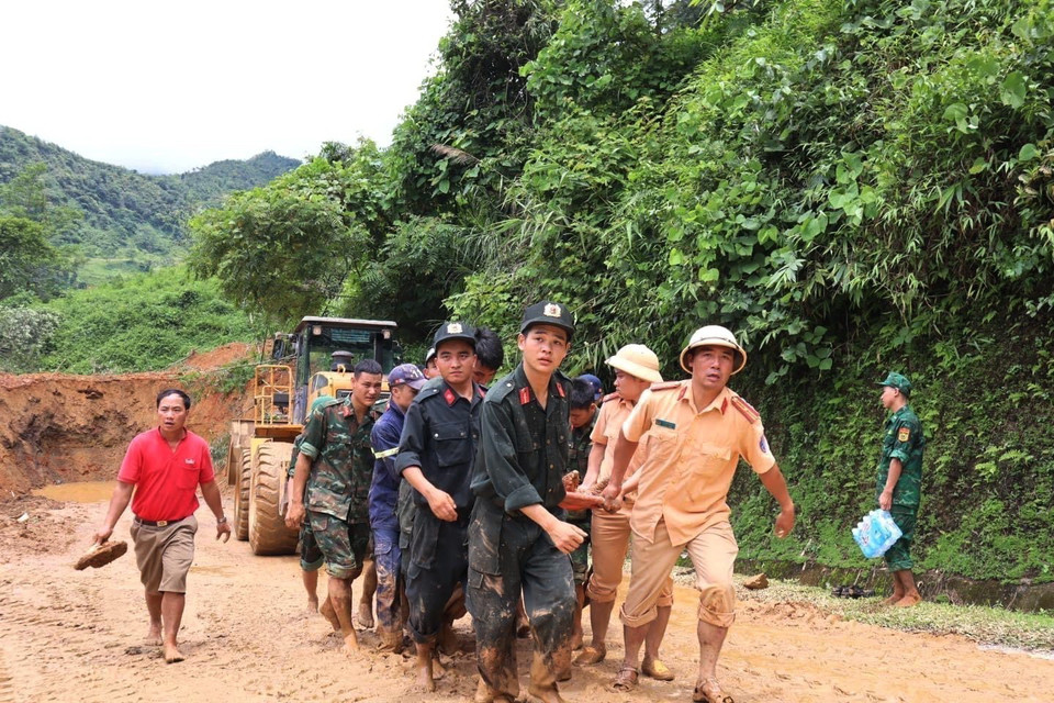 Các lực lượng chức năng tỉnh Hà Giang tập trung cao độ tìm kiếm các nạn nhân trong vụ sạt lở đất nghiêm trọng. (Ảnh: TTXVN)