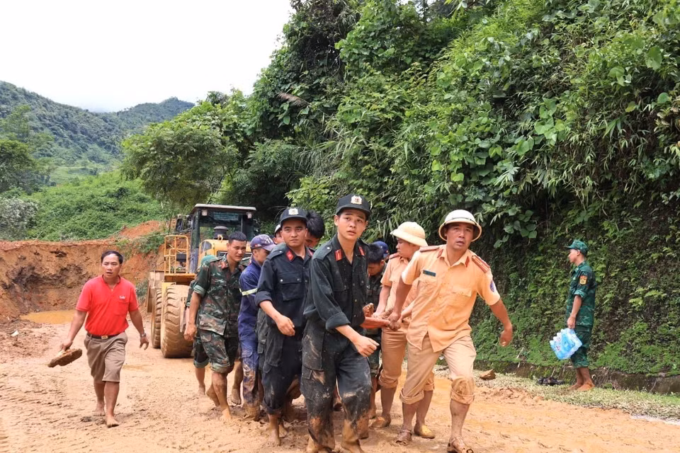 Các lực lượng chức năng tỉnh Hà Giang tập trung cao độ tìm kiếm các nạn nhân trong vụ sạt lở đất nghiêm trọng. (Ảnh: TTXVN)