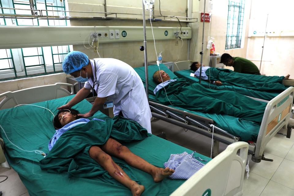 Nạn nhân bị thương đang được điều trị tại Bệnh viện Đa khoa tỉnh Hà Giang. (Ảnh: Minh Tâm/TTXVN)